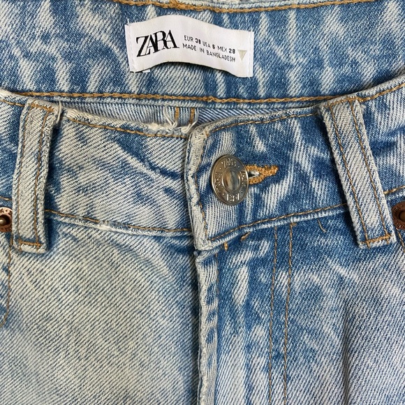 💙 ZARA Distressed Boyfriend Light Wash Jeans 8 - Picture 5 of 8